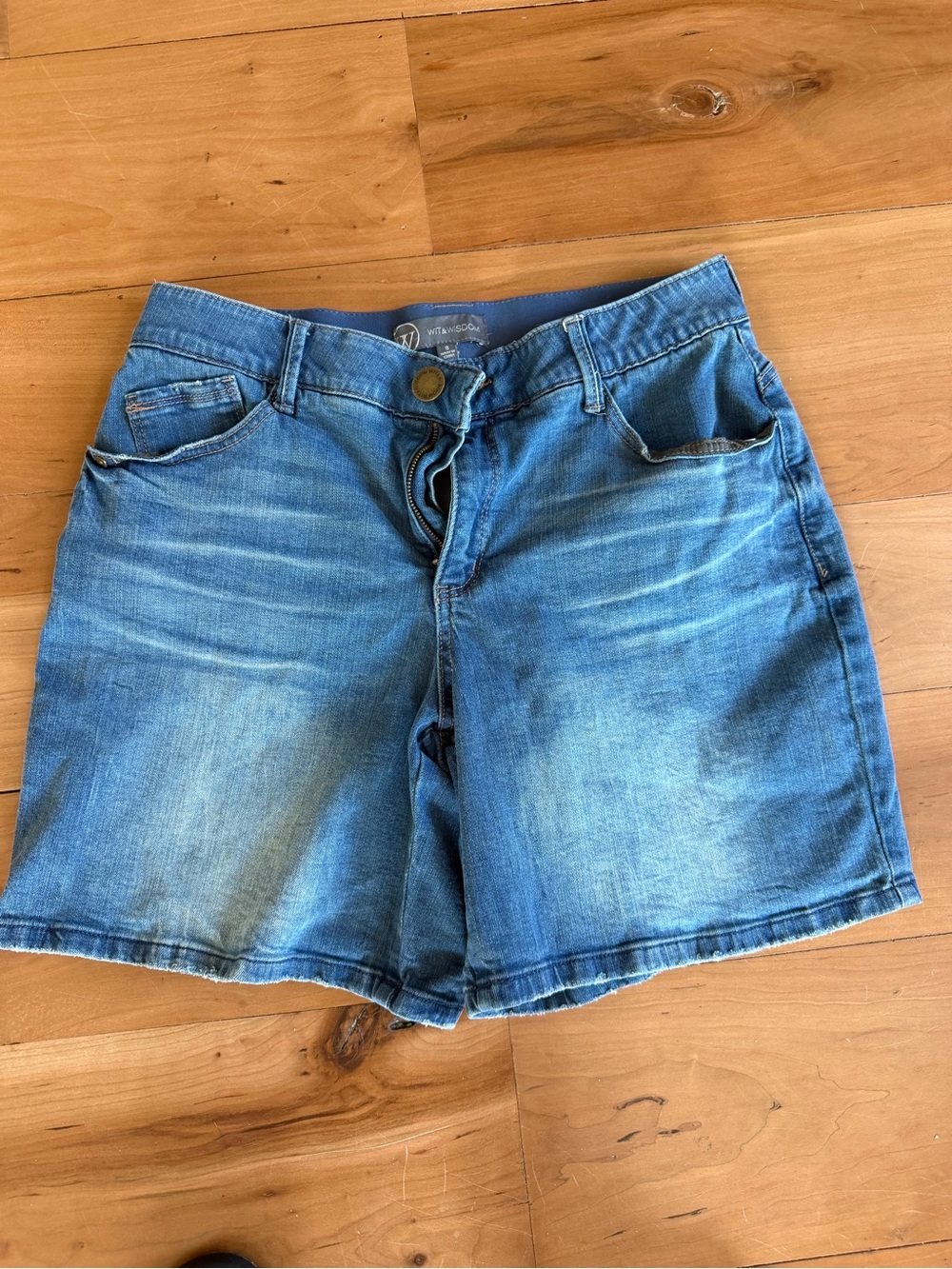 Wit & Wisdom Faded Blue Denim Shorts Bermuda 8 Faded Elastic